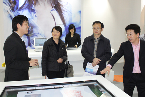 常熟市科技局張燕局長觀看RFID服飾目錄系統演示