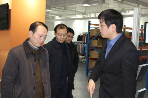 利奧創新科技工作人員為吳肇明處長演示讀取卡板RFID標簽，實現自動入庫