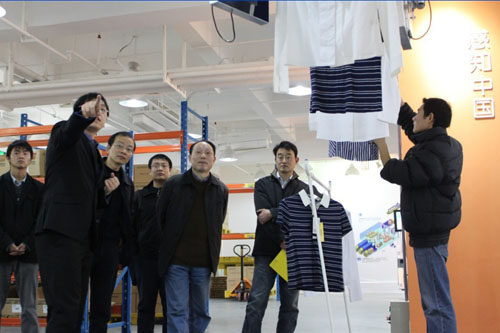 新型的掛衣運輸帶能通過識別RFID電子標簽自動分流不同類型的衣服，此系統受到了吳肇明處長高度贊揚