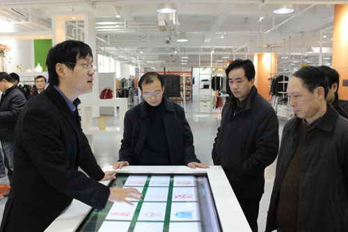 利奧創新科技工作人員介紹RFID服飾目錄系統